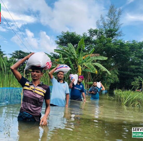নোয়াখালী জেলায় বন্যা কবলিত ৫,০০০ পরিবারের মাঝে প্রয়োজনীয় খাদ্য প্যাকেট (ভালোবাসার উপহার) পৌঁছে দিচ্ছে হীডের সহকর্মীবৃন্দ।