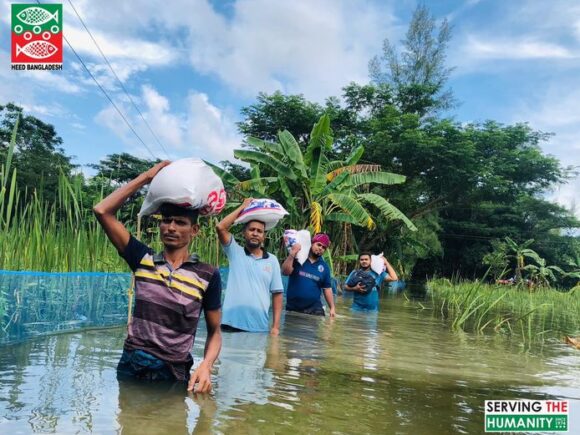 নোয়াখালী জেলায় বন্যা কবলিত ৫,০০০ পরিবারের মাঝে প্রয়োজনীয় খাদ্য প্যাকেট (ভালোবাসার উপহার) পৌঁছে দিচ্ছে হীডের সহকর্মীবৃন্দ।